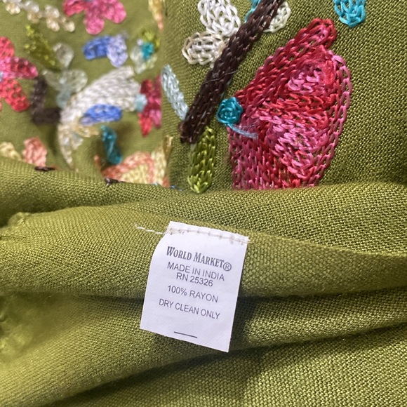 Embroidered green wrap - Picture 4 of 4